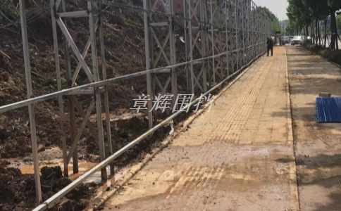 市政圍擋的顏色是否需要與周?chē)h(huán)境相協(xié)調(diào)？