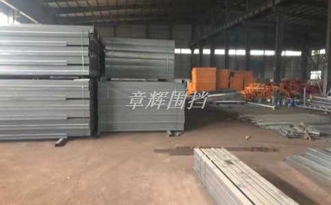 如何合理選用材料組合來提高市政圍擋的整體性能？(了解市政圍擋材料組合的原則)