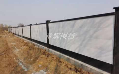 pvc圍擋在工地應(yīng)用中，常見規(guī)格選用情況分析（流行的pvc圍欄規(guī)格及其廣泛應(yīng)用的原因）